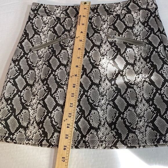 Blank NYC Faux Leather Snake Print Mini Skirt With Front Zippered Pockets and Ba - Picture 10 of 11